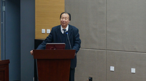 主编毕开顺为受聘《沈阳药科大学学报》第九届编委颁发了聘书.