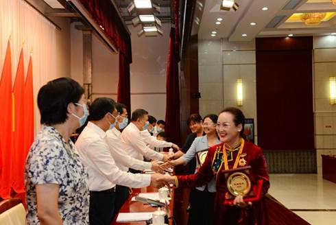 陈竺、何维等中央领导同志为受表彰的优秀党员和优秀党务工作者代表颁发奖牌和荣誉证书